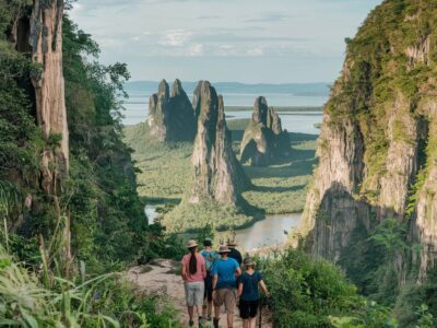 5 personnes qui font un trek dans le tsingy de bemaraha de madagascar