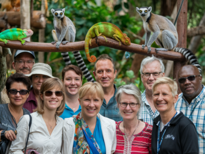 Groupe de touristes issus de différentes nationalités en voyage à Madagascar