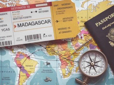 Un billet d’avion avec une destination clairement indiquée : Madagascar