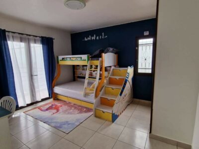 Villa moderne spacieuse et sécurisée