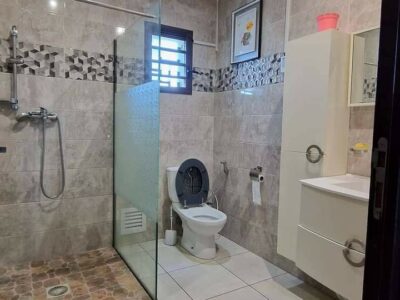 Villa moderne spacieuse et sécurisée