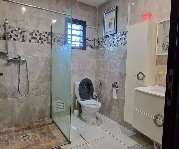 Villa moderne spacieuse et sécurisée